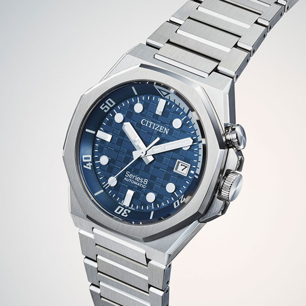 Citizen Series 8 automatisch horloge met blauwe wijzerplaat en stalen armband.