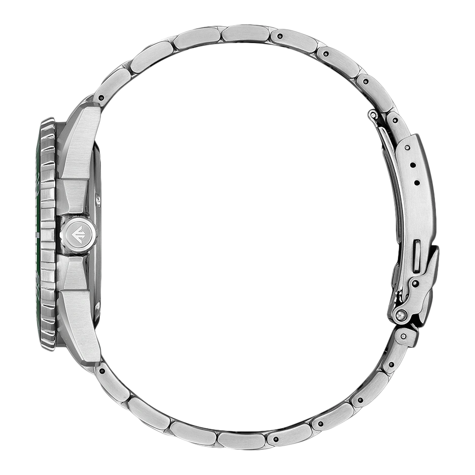 Zijaanzicht van een zilveren horloge met een groene bezel en metalen band.
