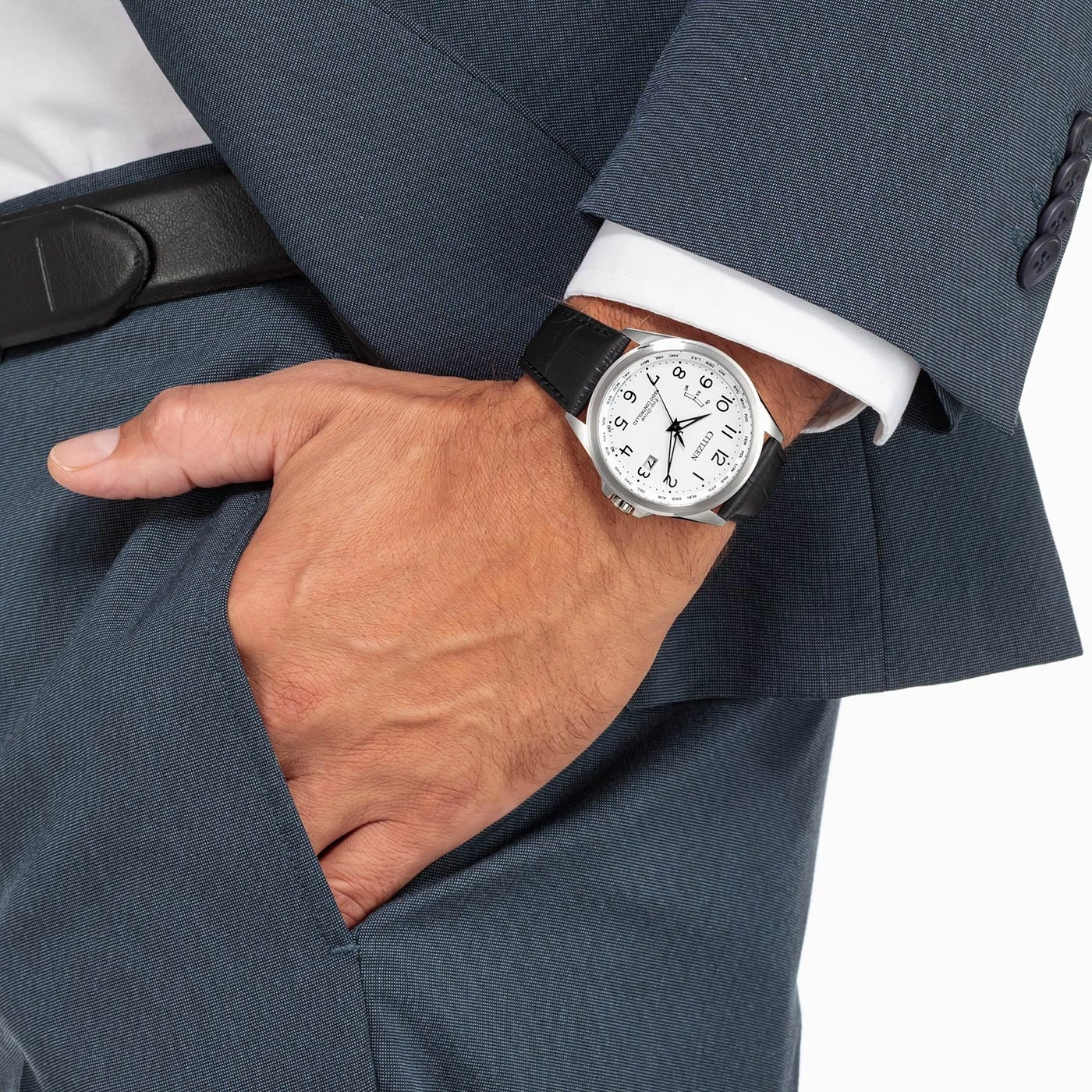 Man in pak met horloge, hand in zak, formele kleding, zaken