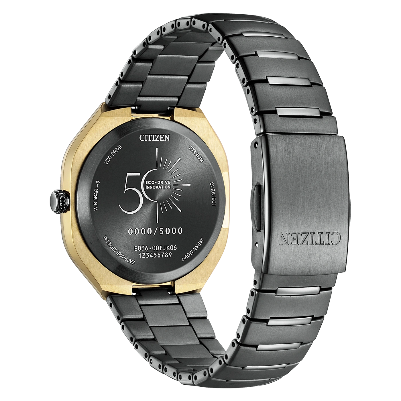 Achterkant van een Citizen Eco-Drive horloge met gouden lunette en titanium band.