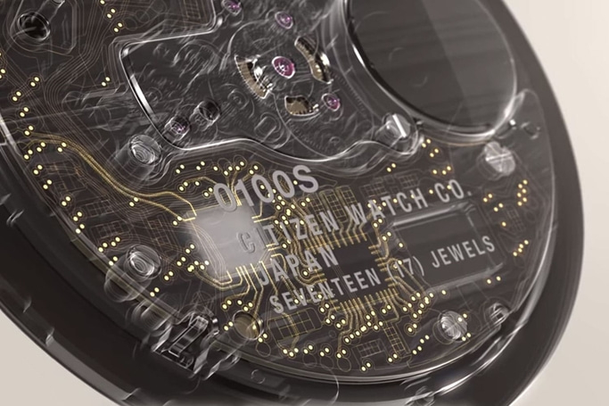 Nahaufnahme eines Citizen-Uhrwerks mit komplizierten Details und Text.