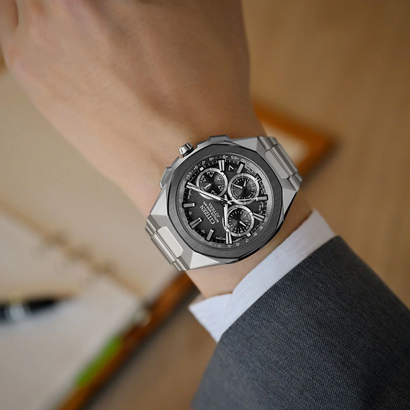 Citizen Attesa horloge om de pols, grijs pak, close-up, luxe horloge, elegant ontwerp