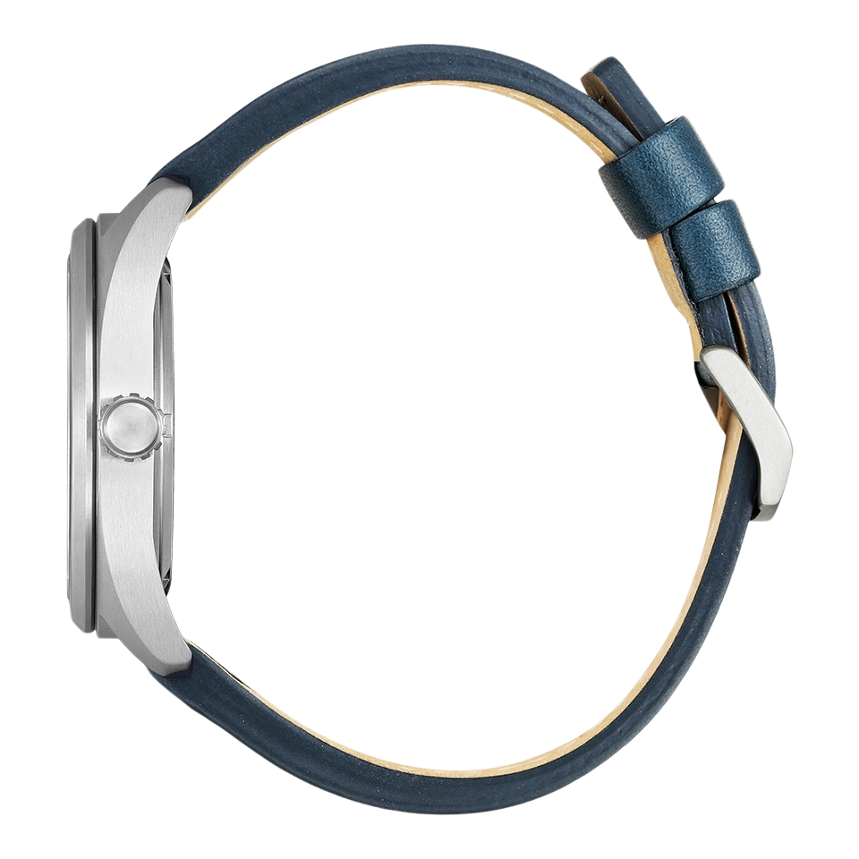Zijaanzicht van een zilveren horloge met een blauwe leren band.