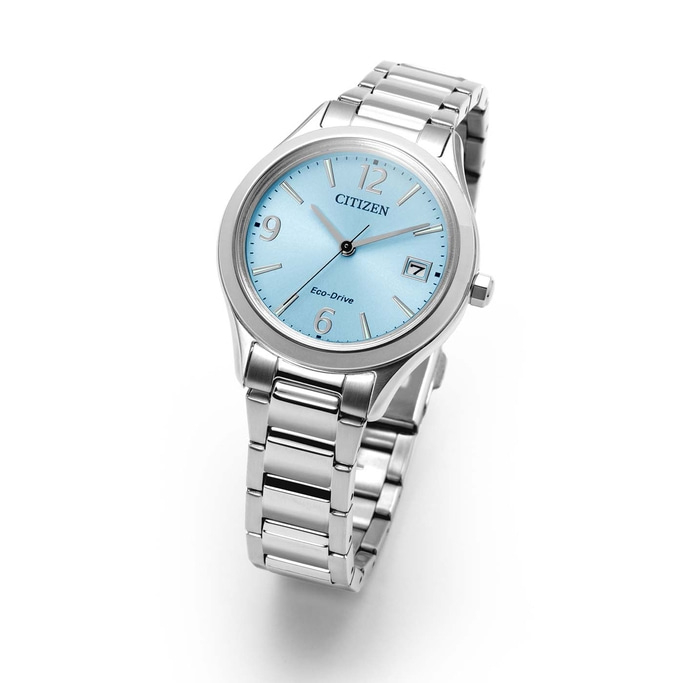 Een zilveren Citizen Eco-Drive horloge met een lichtblauwe wijzerplaat en zilveren band.