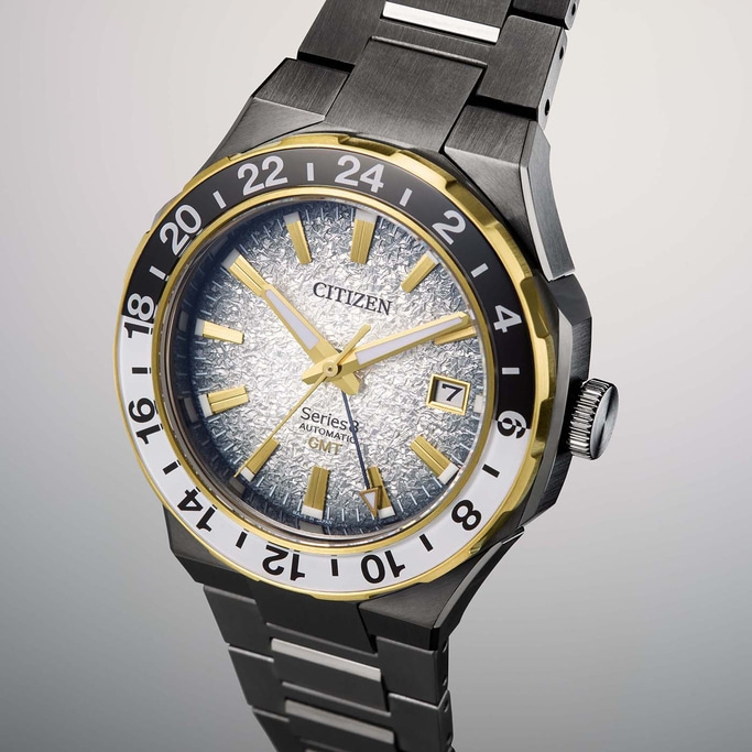 Citizen horloge met gouden accenten, zwarte bezel en een zilveren wijzerplaat.