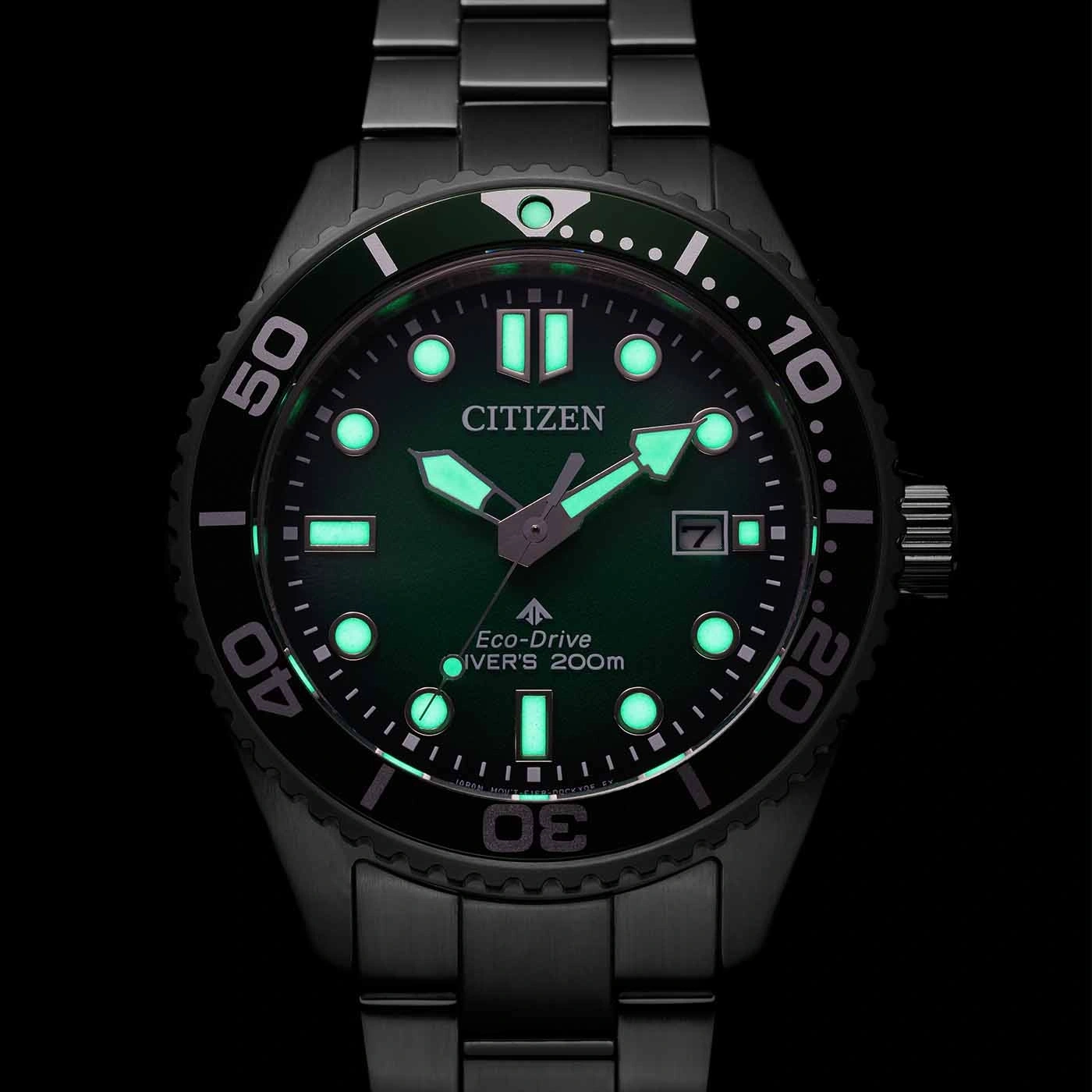 Citizen Eco-Drive duikhorloge met groene lichtgevende wijzerplaat en zwarte armband.