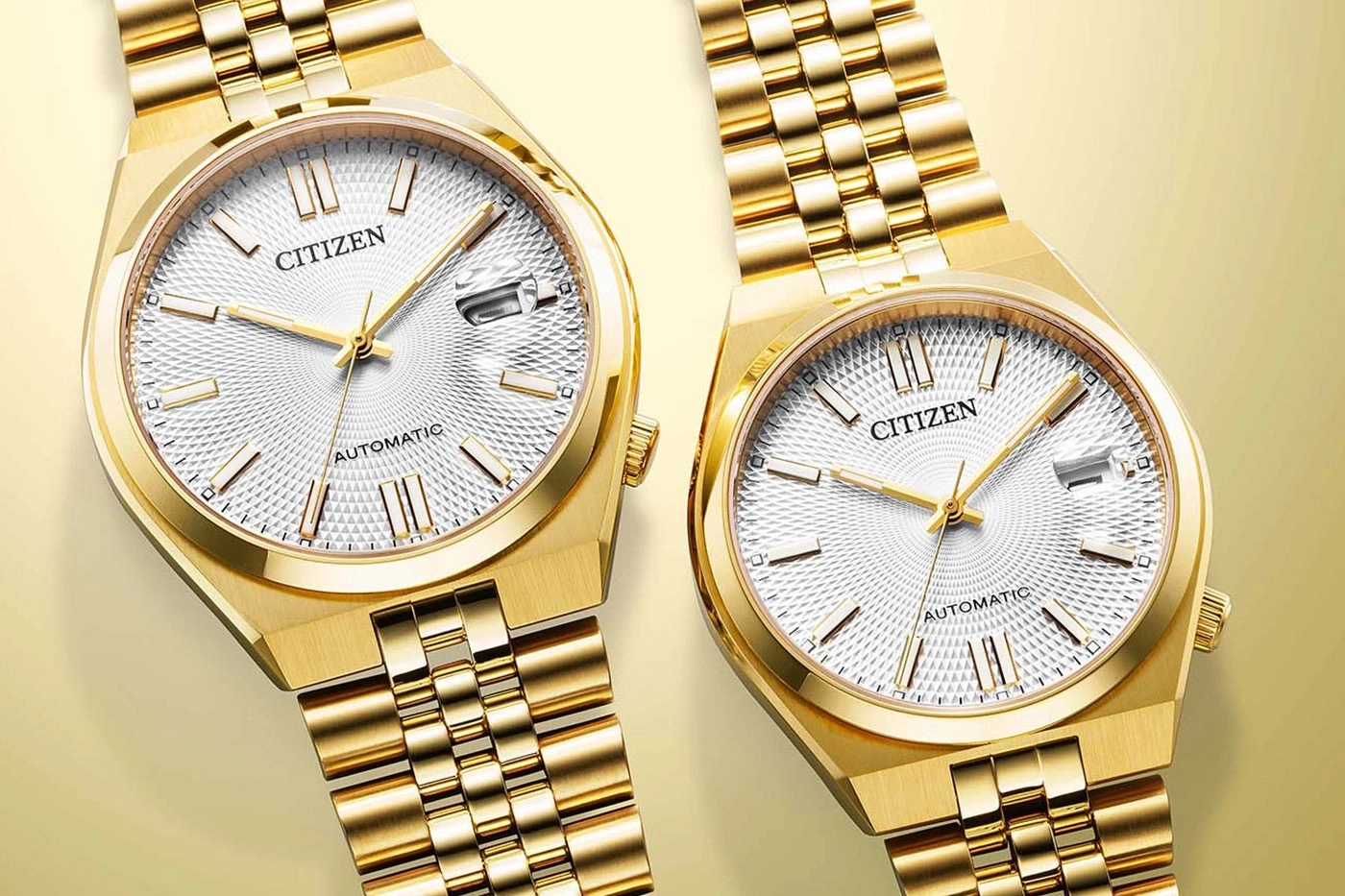 Twee gouden Citizen automatische horloges met witte, gestructureerde wijzerplaten.