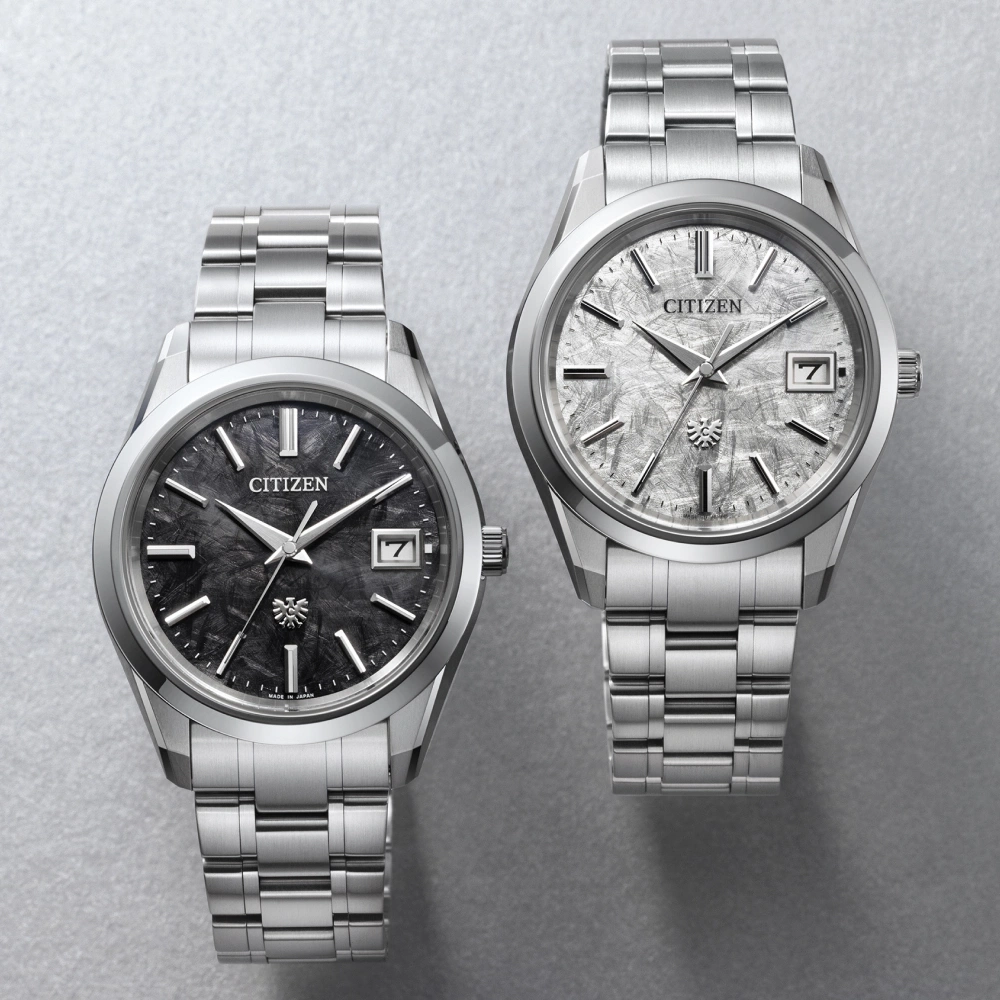 Twee Citizen horloges met getextureerde wijzerplaten en roestvrijstalen armbanden.