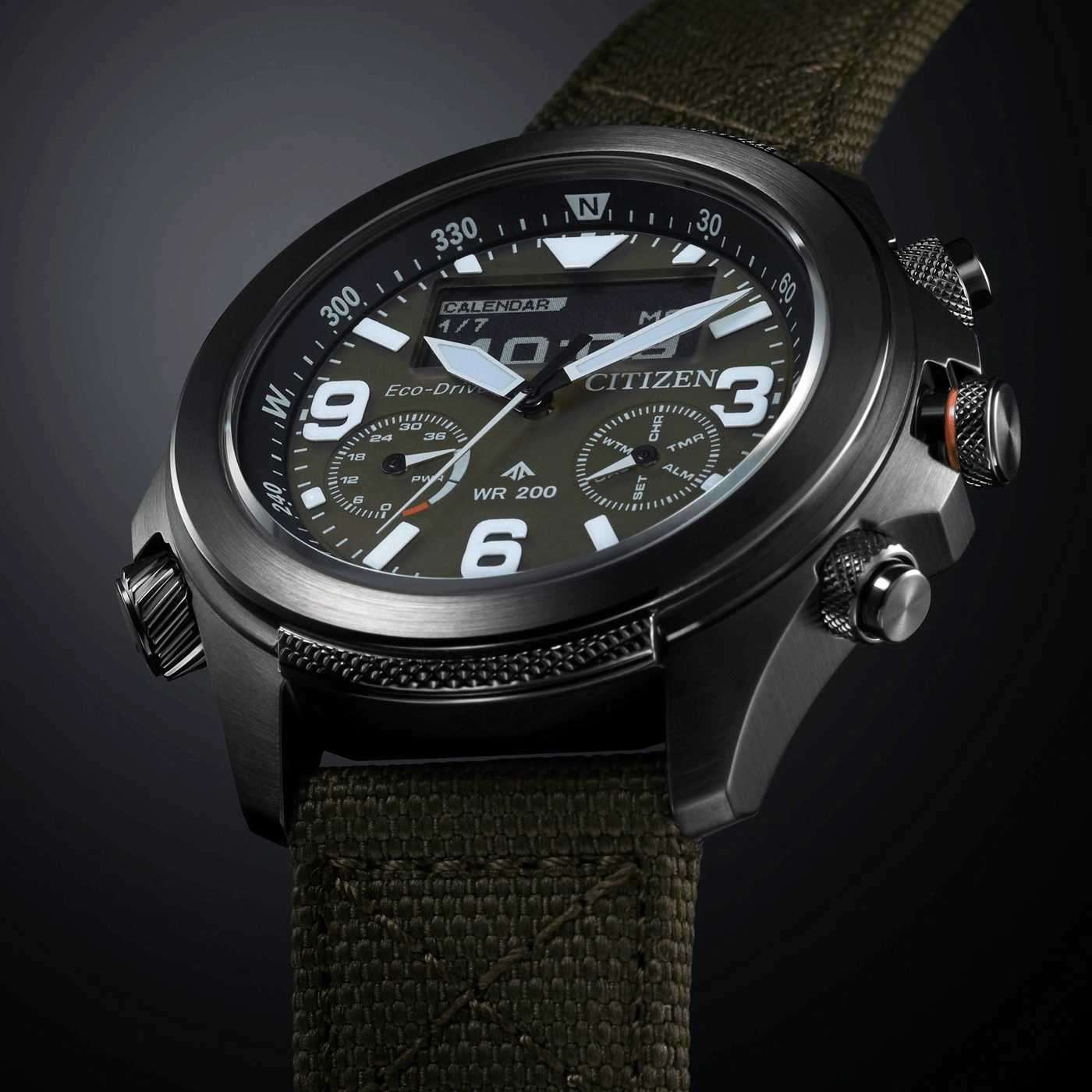 Citizen horloge met digitale display, olijfgroene band en zwarte behuizing, toont tijd en datum.