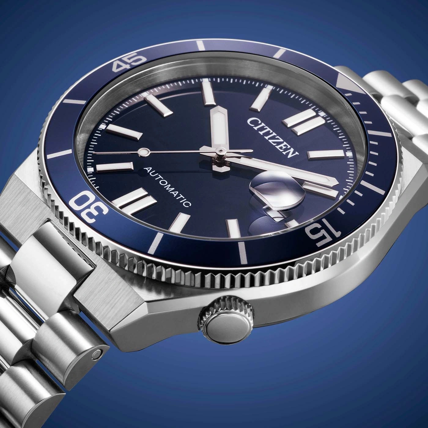 Close-up van een Citizen automatisch horloge met blauwe wijzerplaat en lunette.