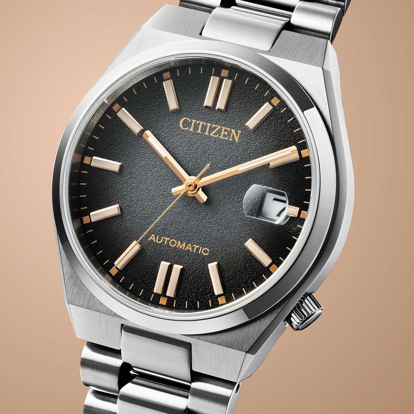 Citizen automatisch horloge met zwarte wijzerplaat en zilveren armband, close-up.
