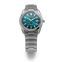 Een zilveren Citizen Eco-Drive Titanium horloge met een groen wijzerplaat.