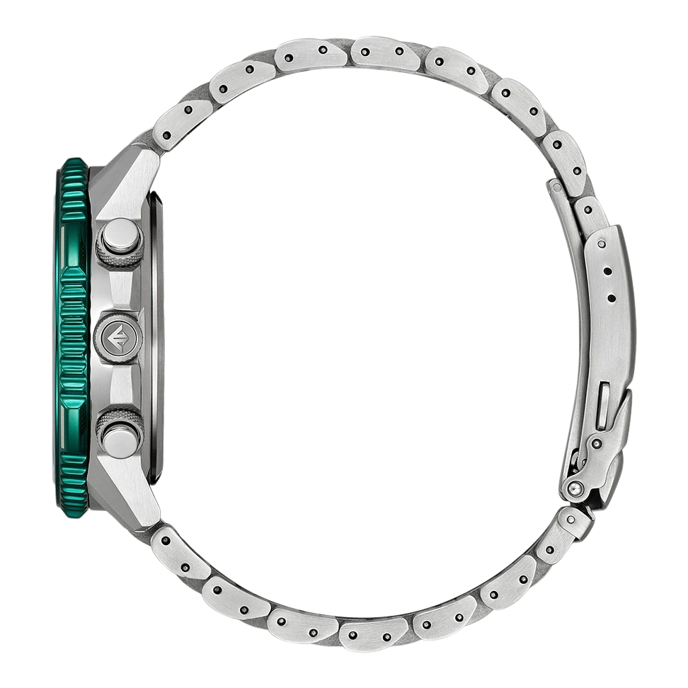 Zijaanzicht van een zilveren horloge met een groene bezel en metalen band.