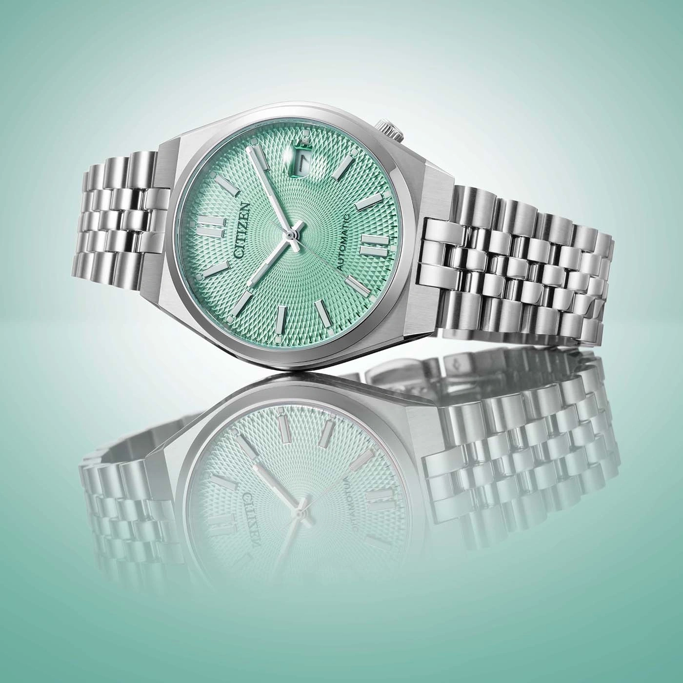 Een Citizen automatisch horloge met een groen textuur wijzerplaat en roestvrijstalen band.