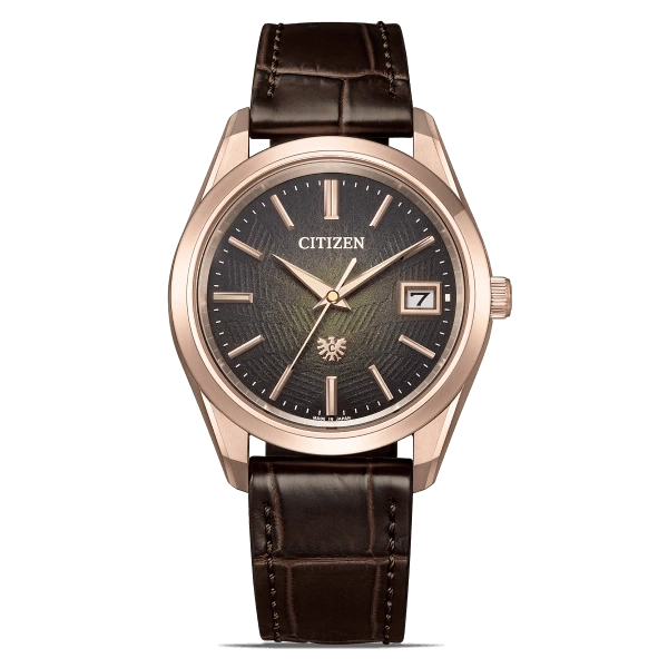 Citizen horloge met een bruine leren band en een donkere wijzerplaat met datumweergave.