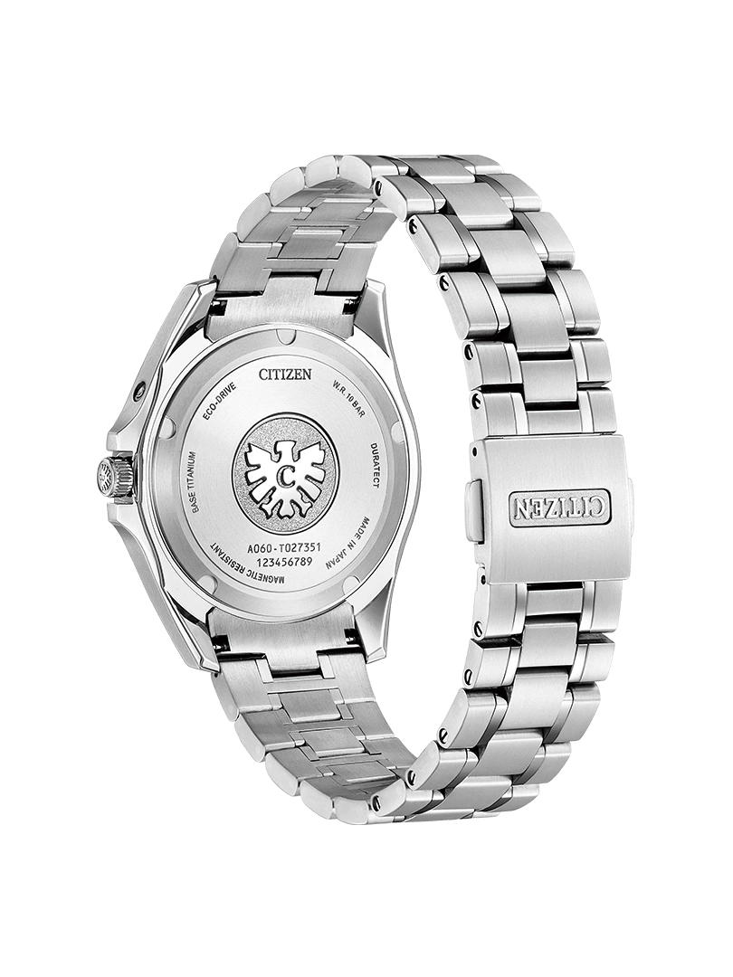 Achterkant van Citizen horloge met details: Eco-Drive, titanium, magnetisch, en meer.