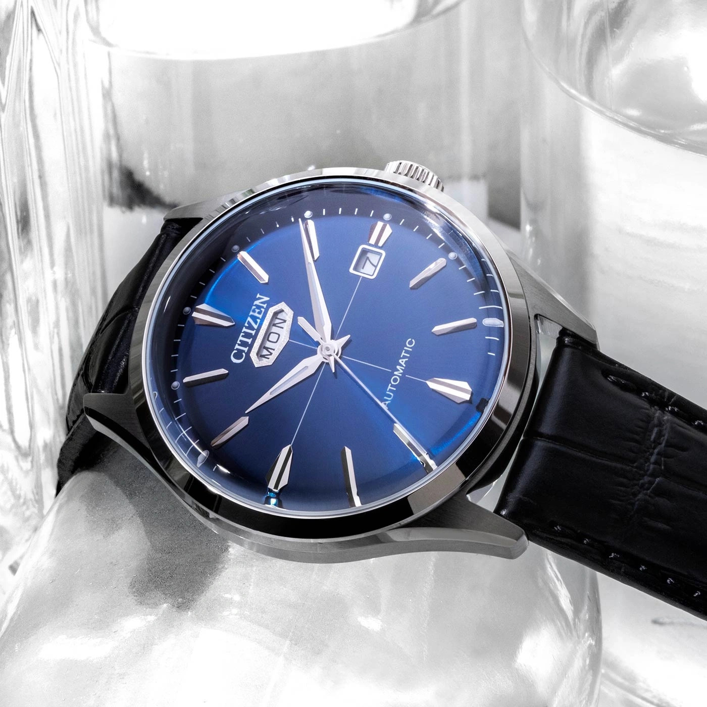 Citizen horloge met blauwe wijzerplaat en zwarte leren band, automatisch.