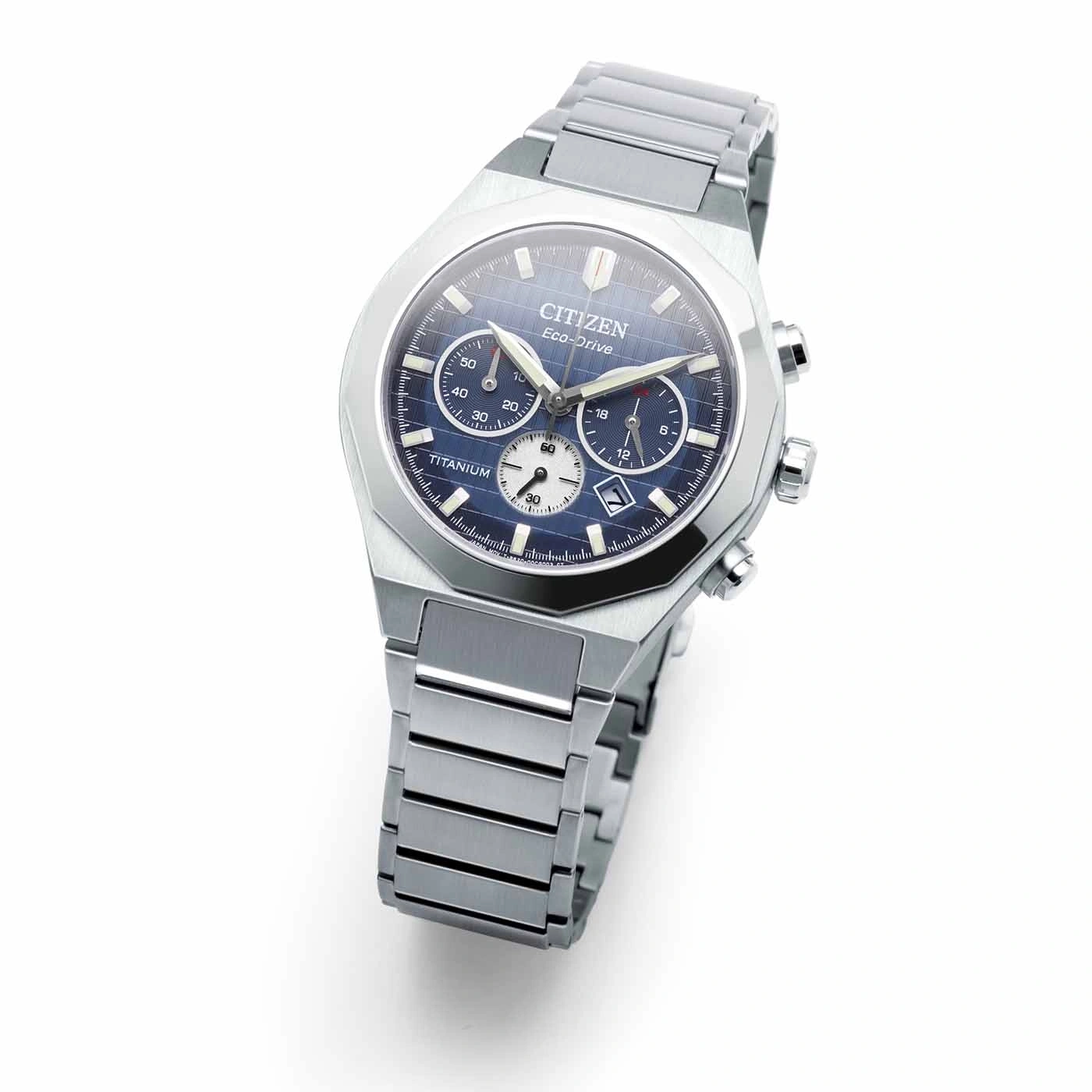 Citizen Eco-Drive titanium horloge met blauwe wijzerplaat en chronograaf functies.