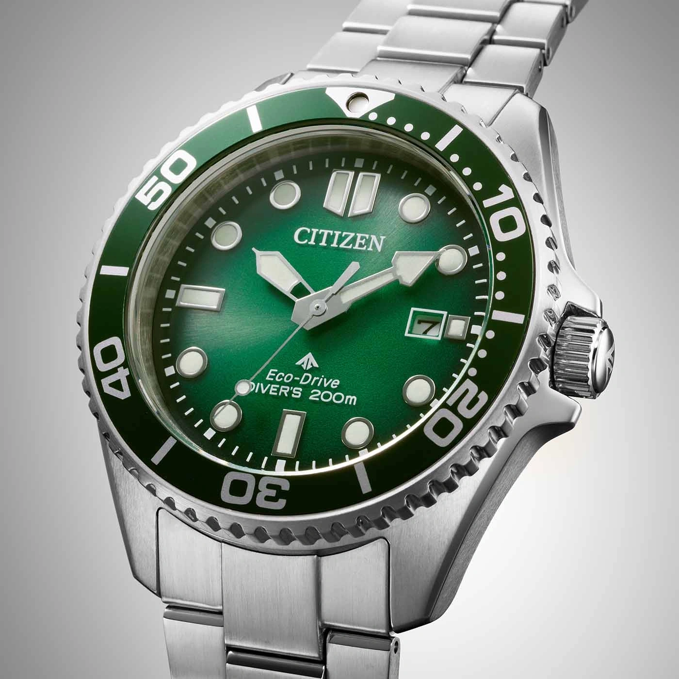 Citizen Eco-Drive duikhorloge met groene wijzerplaat en bezel, roestvrijstalen armband.