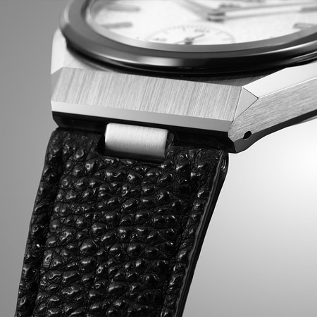 Close-up van een horloge met een zwarte leren band en een zilveren kast.