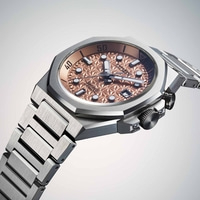 Close-up van een Citizen horloge met metalen band en een patroon wijzerplaat.