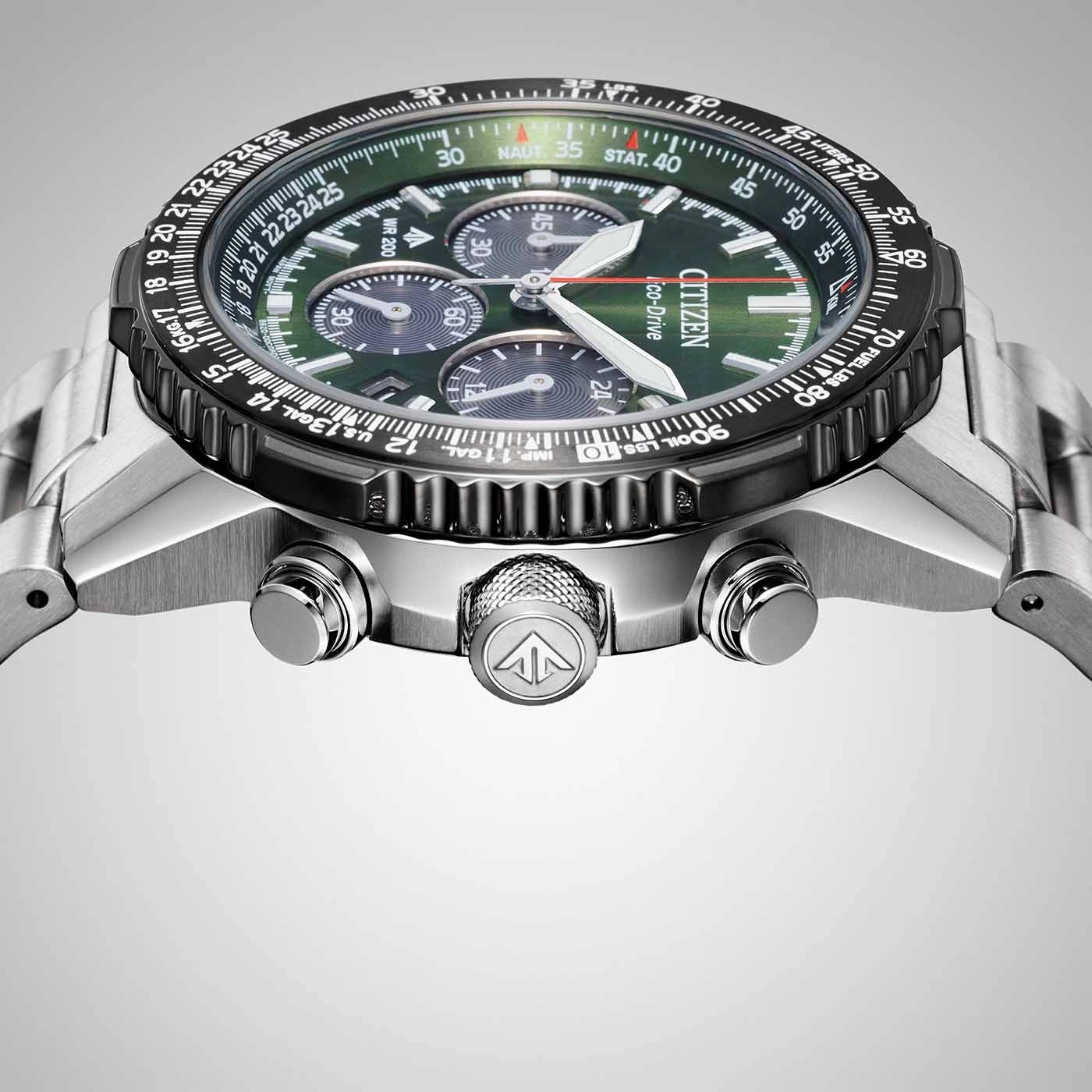 Citizen horloge met groene wijzerplaat, chronograaf en roestvrijstalen band.