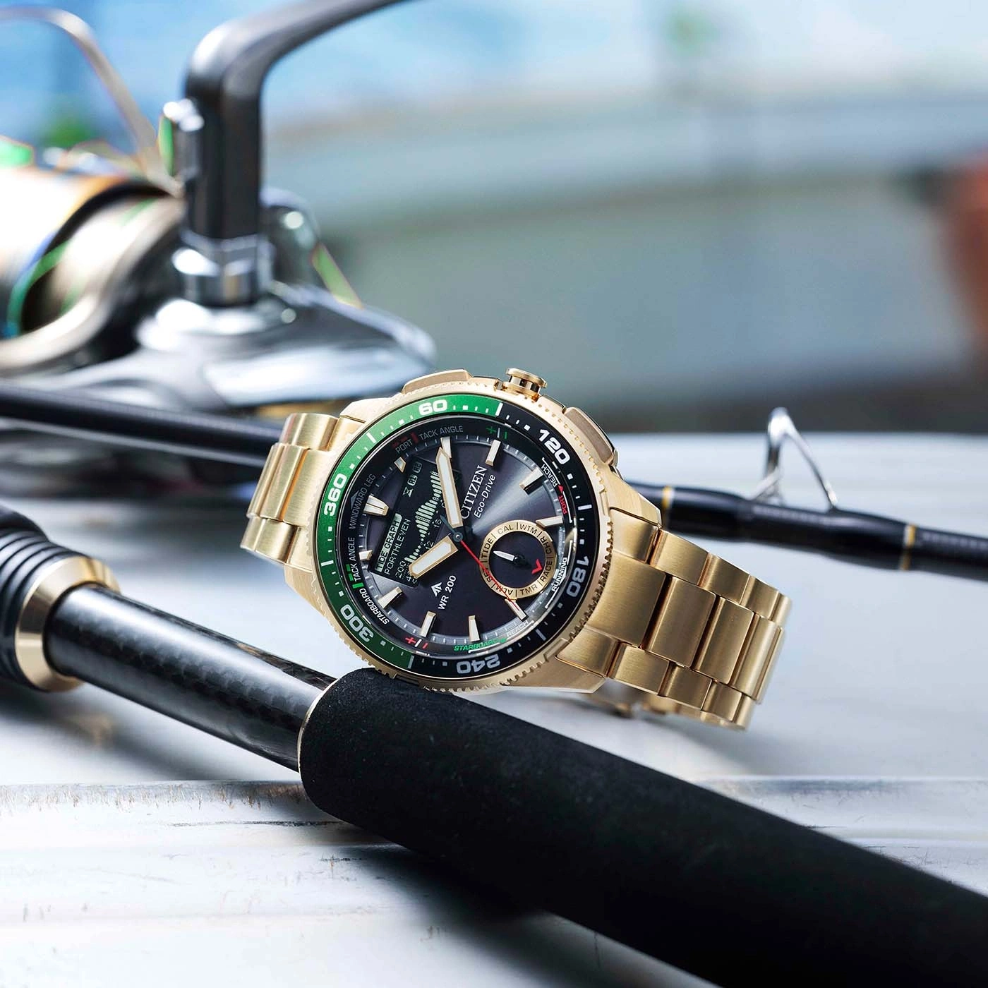 Een gouden Citizen Eco-Drive horloge rust op vishengels.