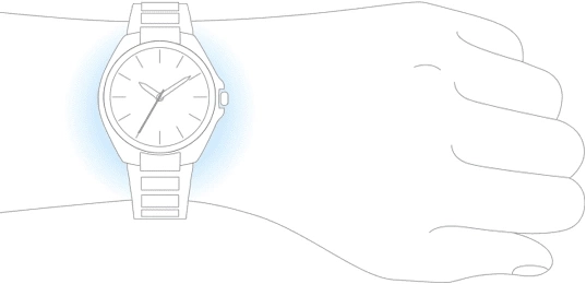 Een pols met een horloge, de hand is in een vuist gebald.