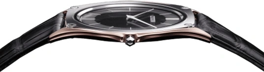 Elegante horloge met zwarte leren band en donkere wijzerplaat, close-up.