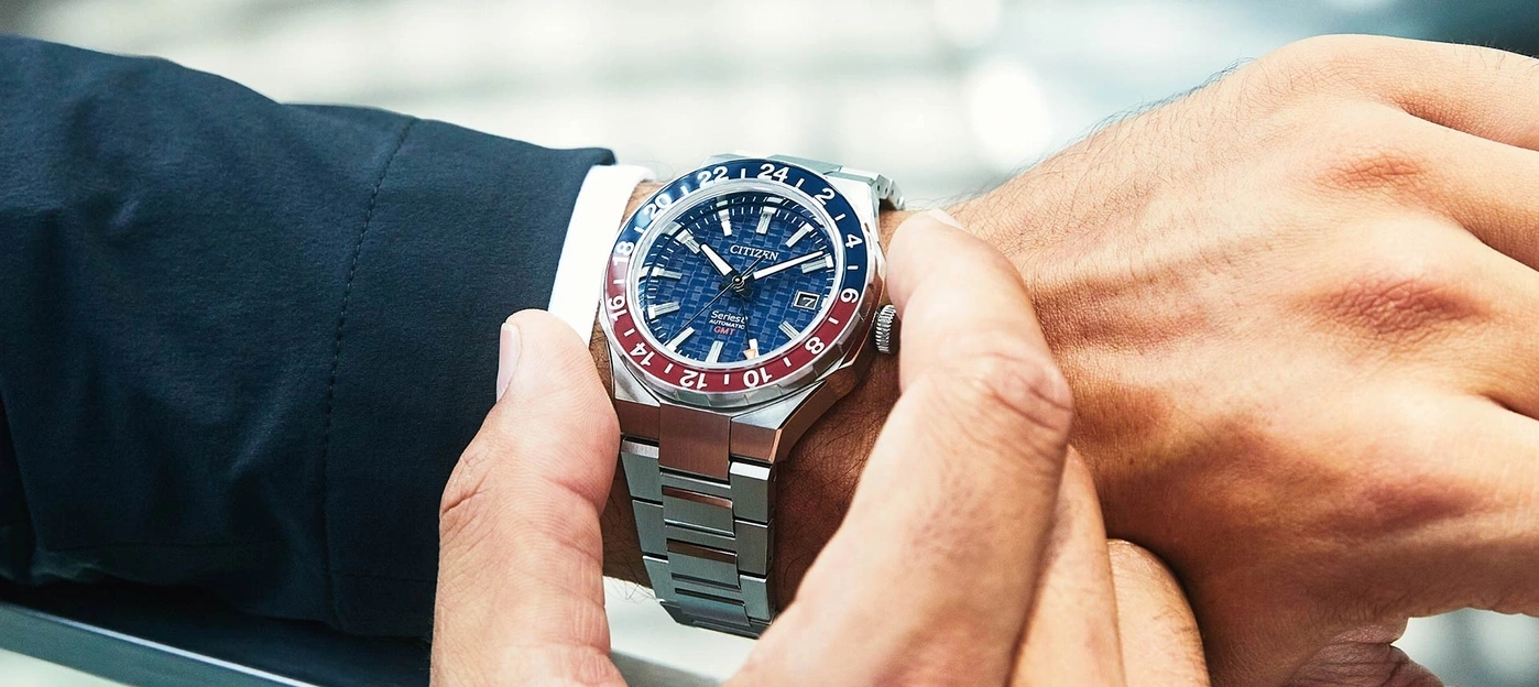 Close-up van de pols van een man met een Citizen-horloge, met de details van het horloge.