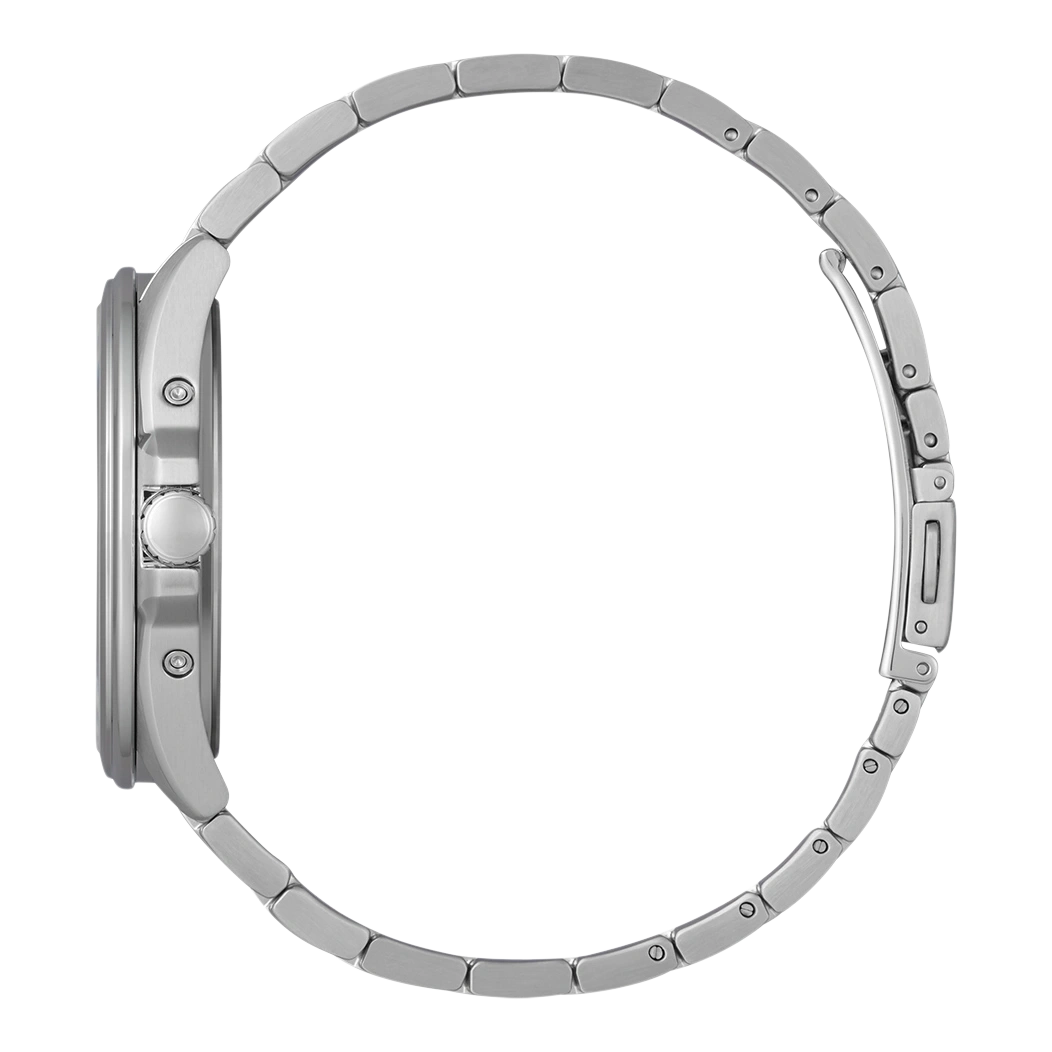 Zilveren horloge met metalen band, zijaanzicht, geïsoleerd op witte achtergrond
