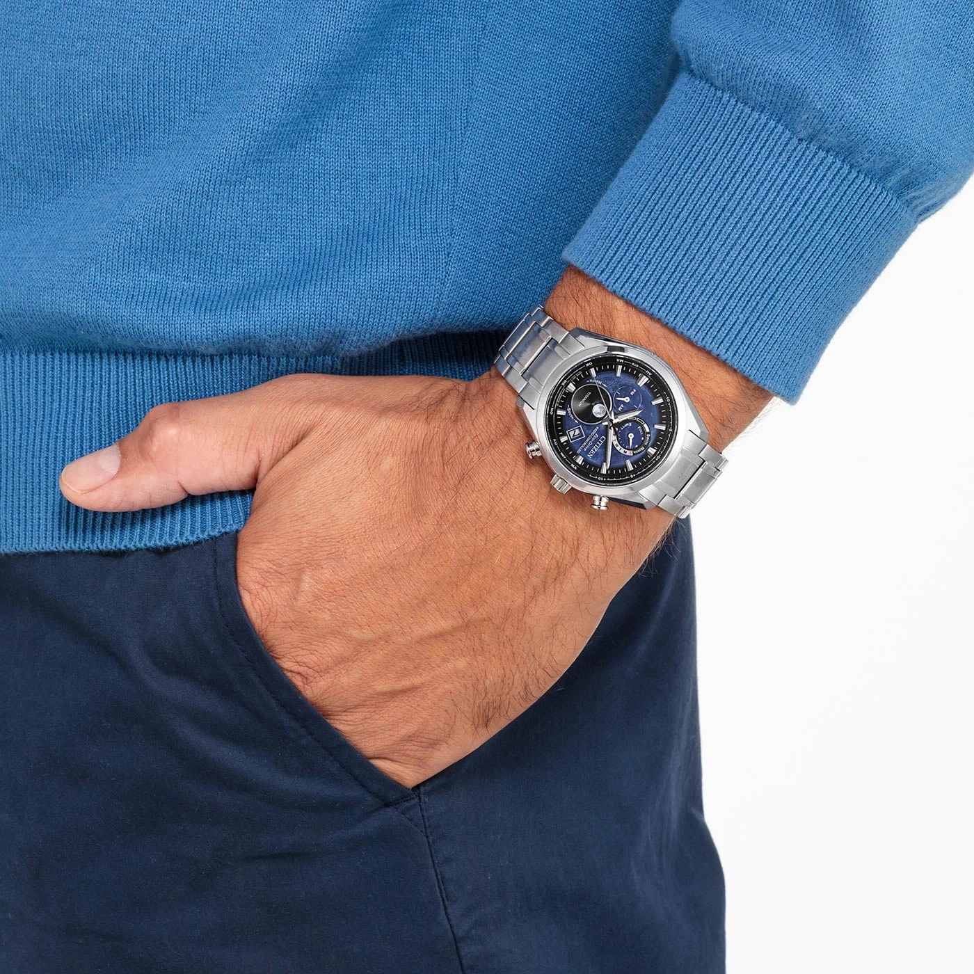 Man met blauwe trui en horloge, hand in zak, close-up opname