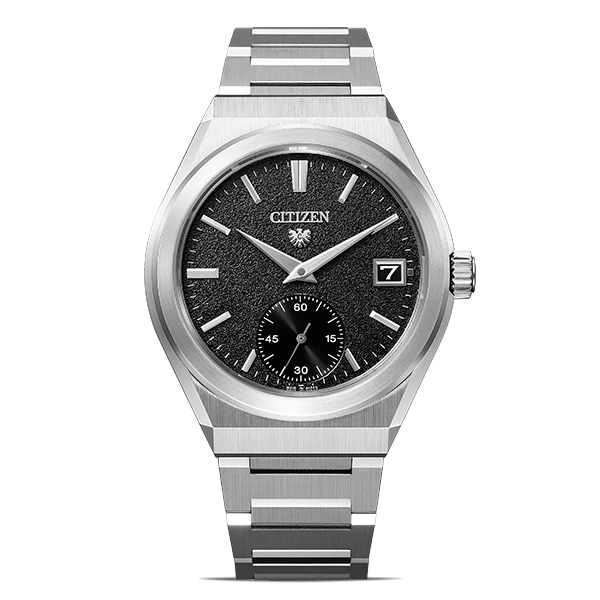 Citizen horloge met zwarte wijzerplaat en zilveren band, elegant design.