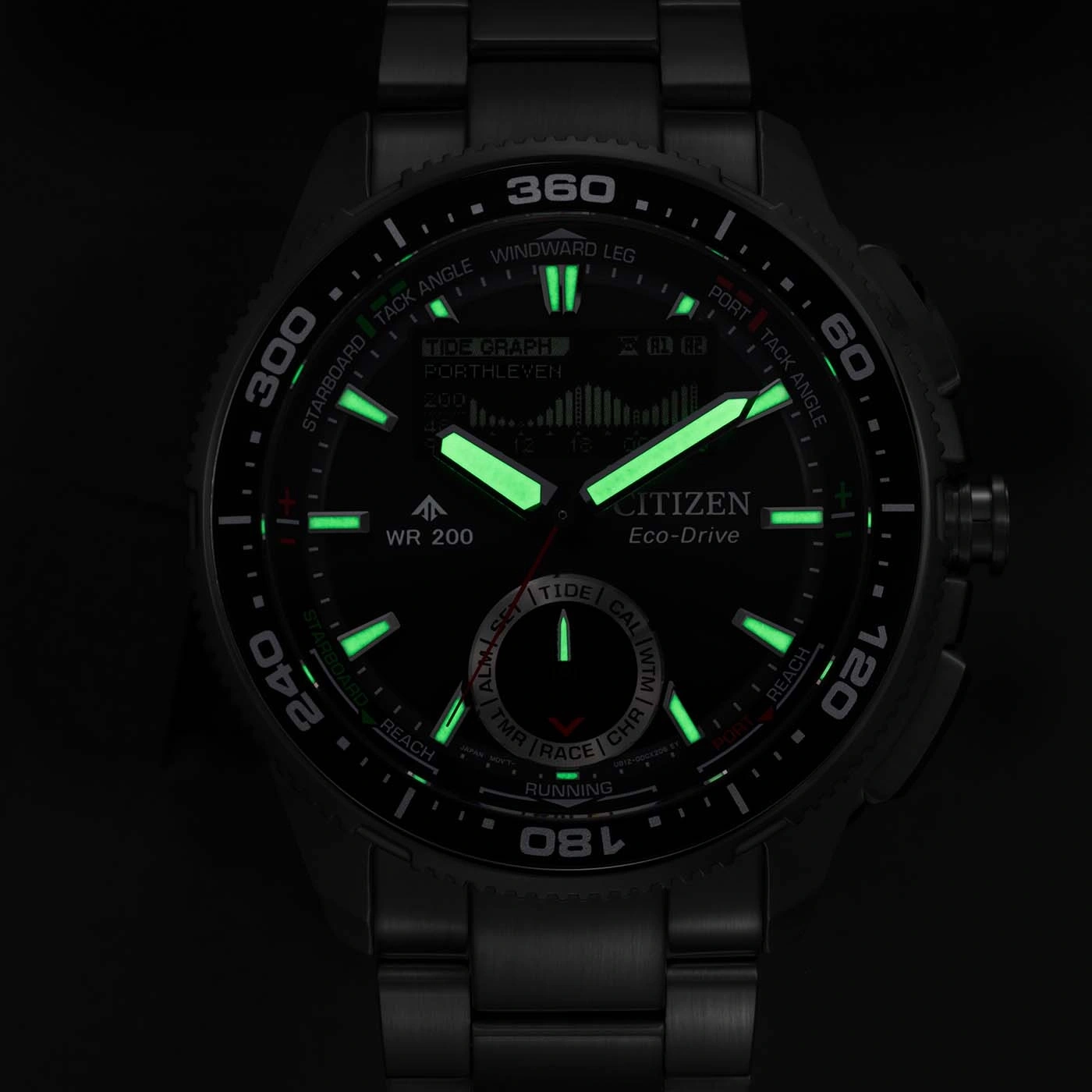 Een donker Citizen Eco-Drive horloge met gloeiende groene wijzers en markers op een zwarte achtergrond.