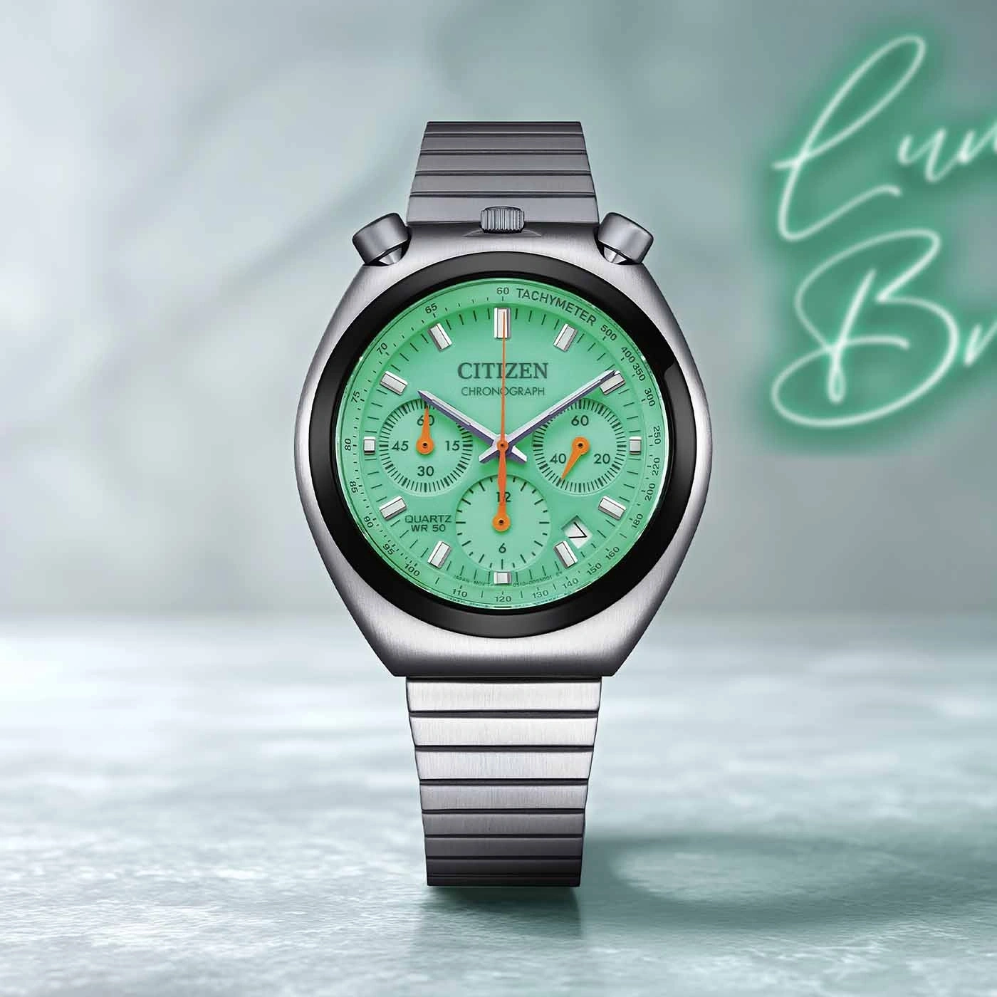 Een vintage Citizen chronograaf horloge met groene wijzerplaat en zilveren band.