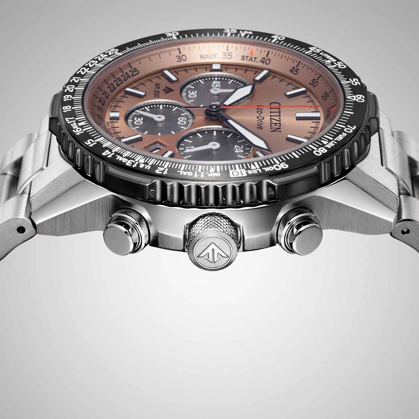 Citizen horloge met bruine wijzerplaat, chronograaf en roestvrijstalen band.