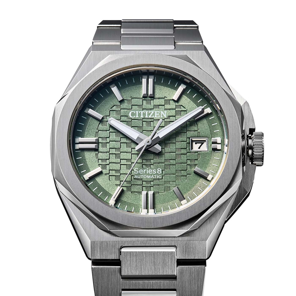 Close-up van een groene Citizen Series 8 automatische horloge.