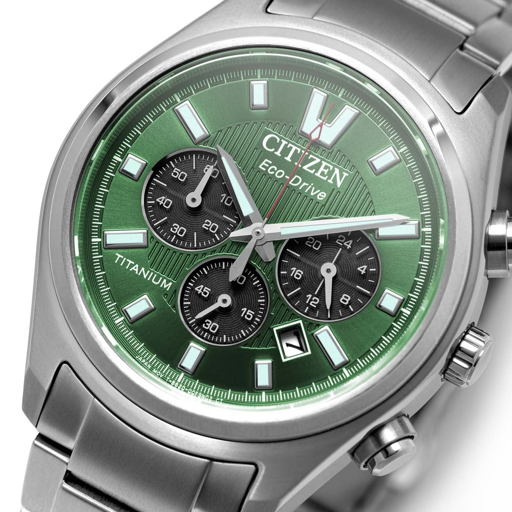 Close-up van een groene Citizen Eco-Drive horloge met zilveren band.