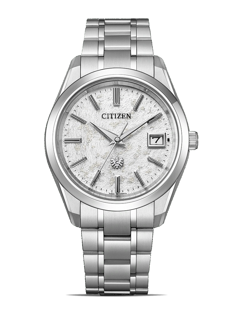 Zilveren Citizen horloge met een getextureerde witte wijzerplaat en datumweergave.