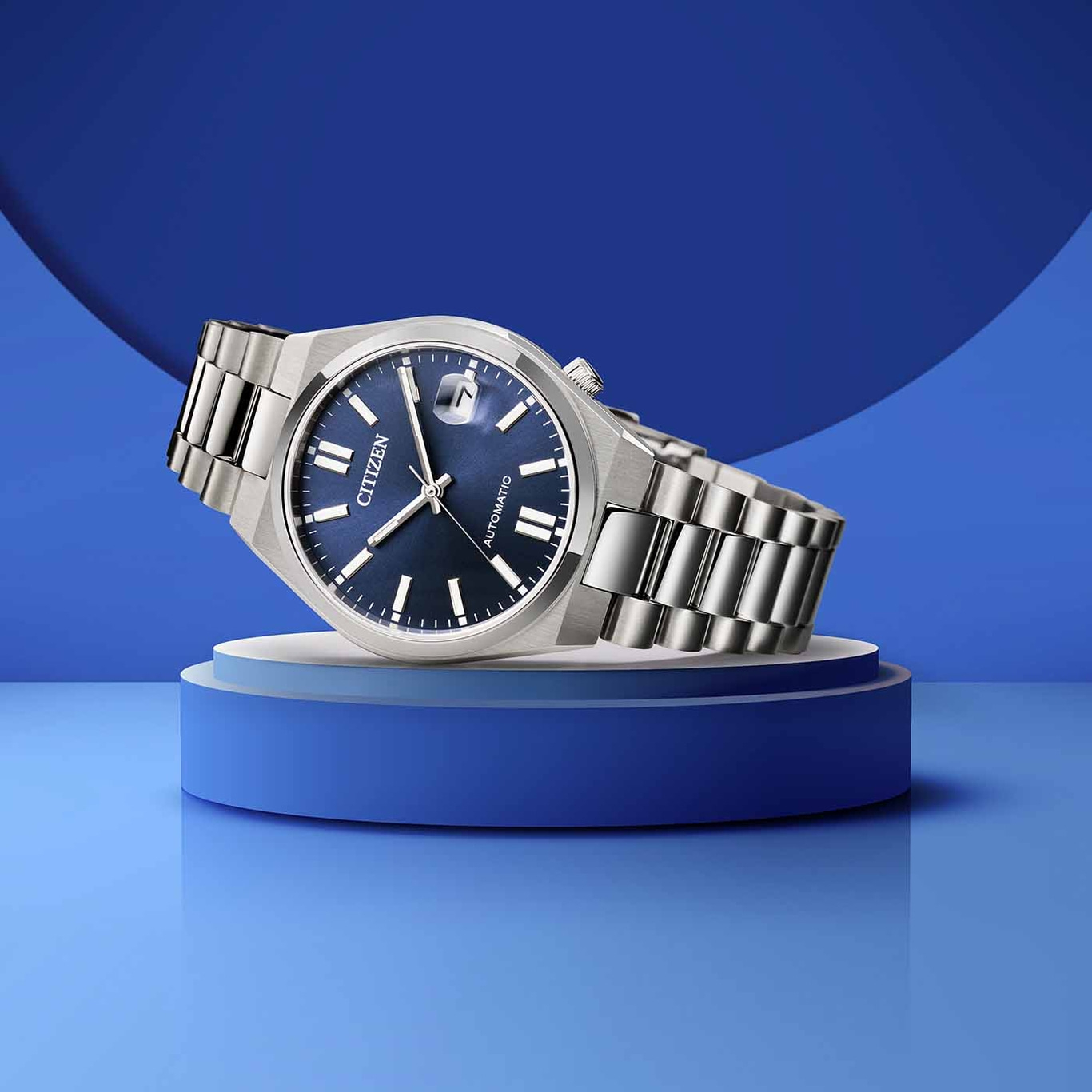 Citizen horloge op blauw platform, blauwe achtergrond, automatisch horloge