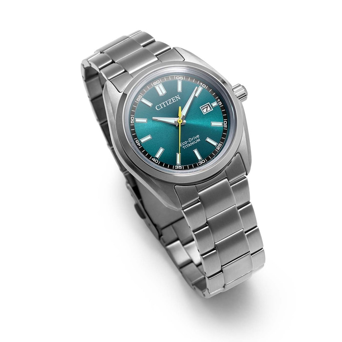 Een modern Citizen Eco-Drive titanium horloge met groene wijzerplaat.
