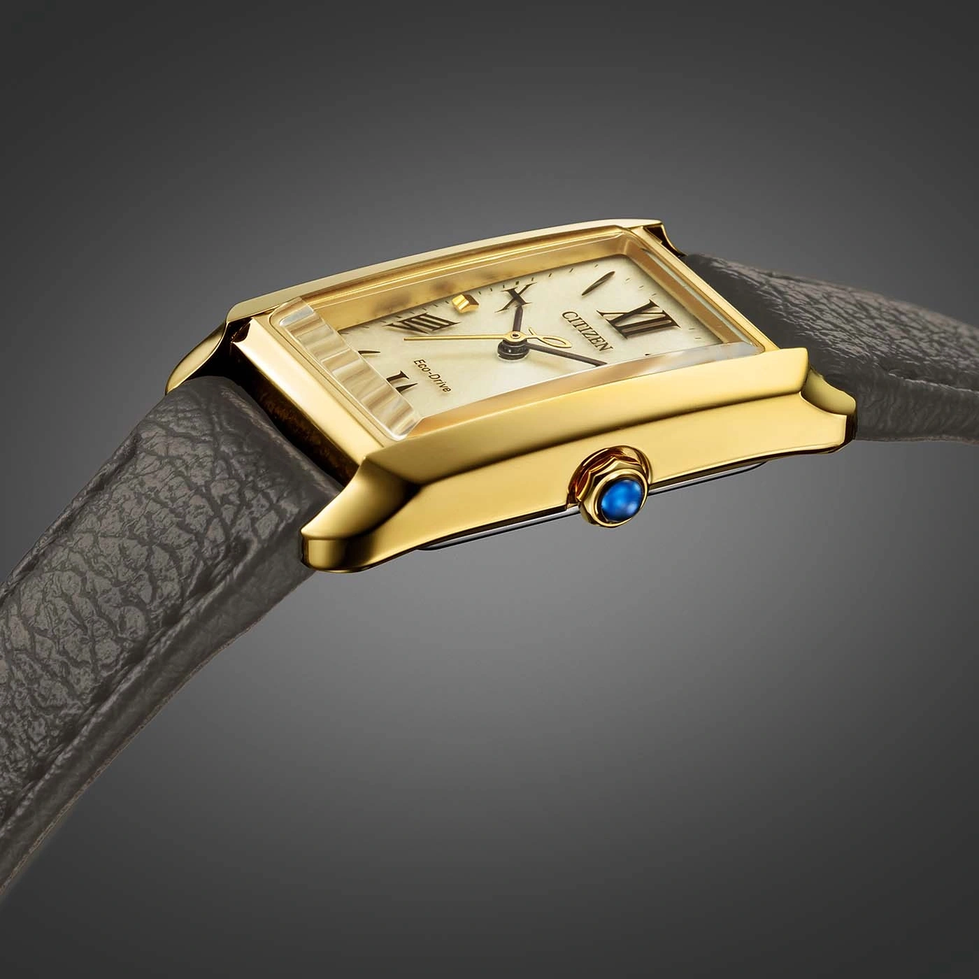 Gouden Citizen horloge met rechthoekige wijzerplaat en leren band.