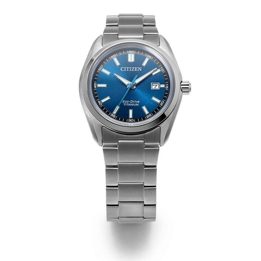 Close-up van een Citizen Eco-Drive Titanium horloge met blauwe wijzerplaat en stalen band, tegen een witte achtergrond.