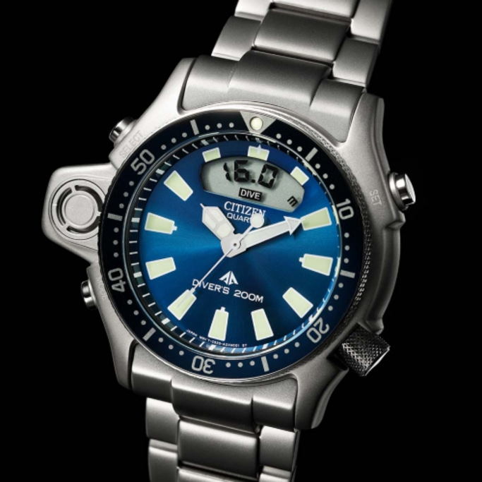 Citizen horloge met blauwe wijzerplaat, digitale display en diver's 200m rating.