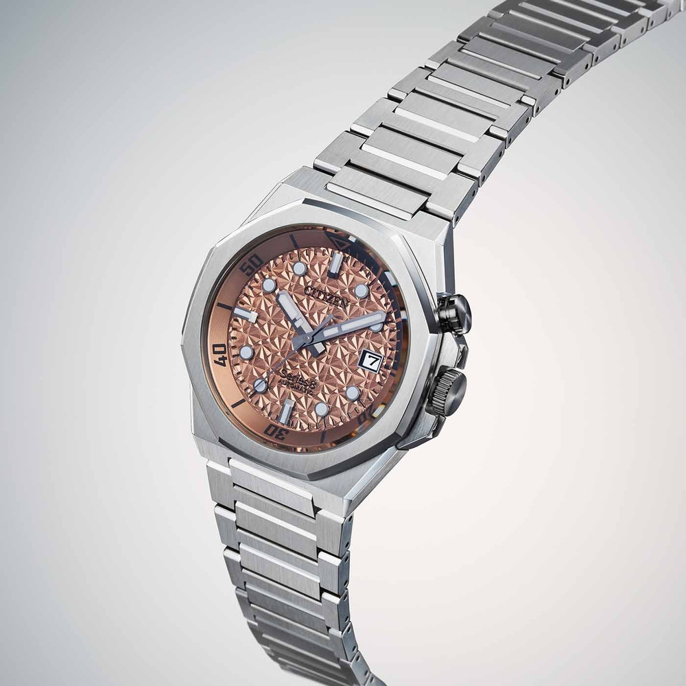 Citizen horloge met een patroon wijzerplaat en metalen band, schuine opname.