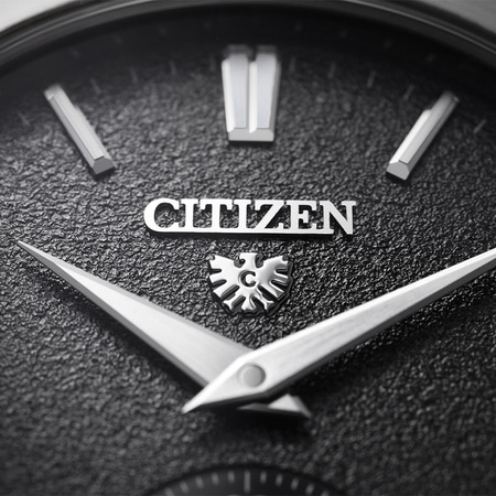 Nahaufnahme eines Citizen-Zifferblatts mit silbernen Zeigern und Logo.