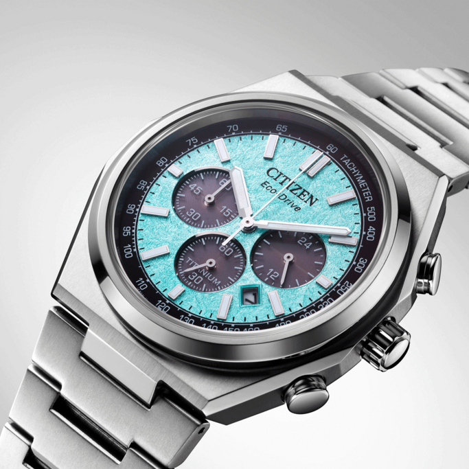 Citizen Eco-Drive horloge met blauwe wijzerplaat en titanium band.