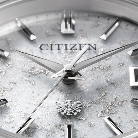 Close-up van een Citizen horlogekast met zilveren accenten en logo.