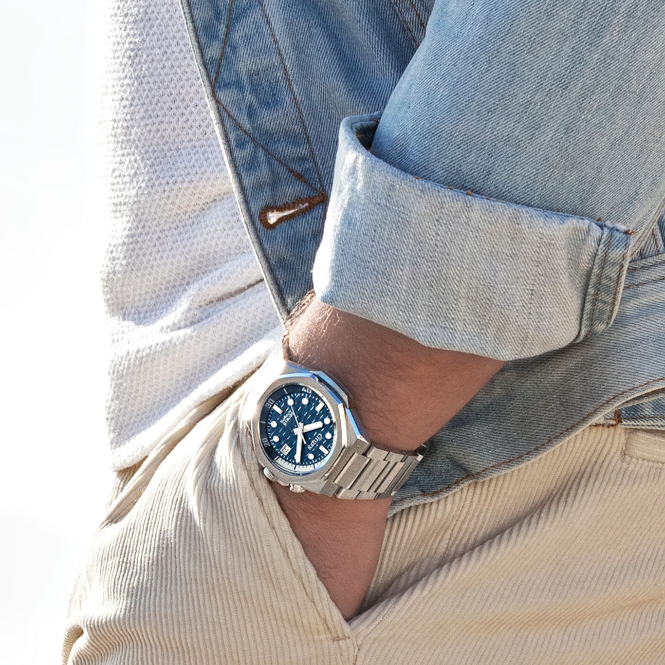 Man met horloge, spijkerjas en corduroy broek, close-up, modieuze kleding