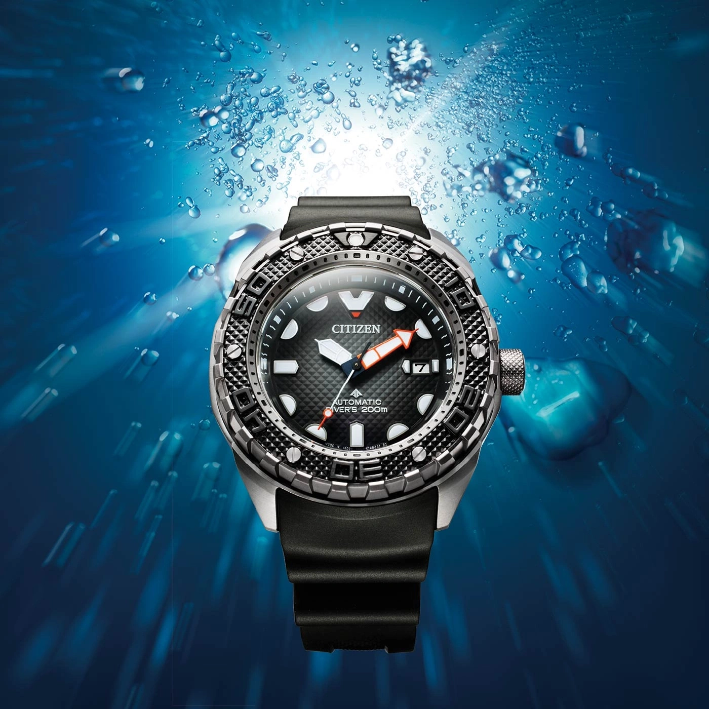 Citizen horloge onder water met bellen, zwarte wijzerplaat, oranje wijzer, duikhorloge